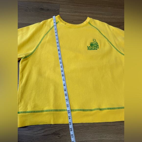 NWOT Made Some Souvenirs Sagrada Familia Sweatshirt Yellow Size Medium - Picture 9 of 9